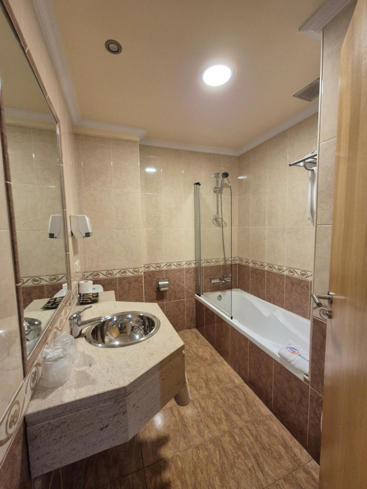 Hotel Hhb Pontevedra Confort Bagian luar foto